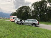 Die Fahrzeuge wurden beim Unfall beschädigt und die Autofahrer verletzt. (Bild: Kapo GR)