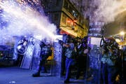 Ein alltägliches Bild: Polizisten schiessen mit Tränengas auf Demonstranten in Hongkong. (Bild: Thomas Peter/Reuters, 14. August 2019)