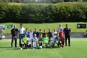 Die Nachwuchsspieler mit den Trainern Oreste Vicenzo und Marco Pola (von rechts) und den AKFV-Vorstandsmitgliedern Patrick Eugster und Marcel Maier (von links). (Bild: Simon Huber)