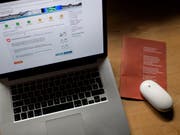 Der Rückzug aus den E-Voting-Systemen der Post und des Kantons Genf war laut dem Auslandschweizerrat «ein harter Schlag für die Fünfte Schweiz». (Bild: KEYSTONE/GIAN EHRENZELLER)