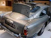 Der versteigerte Aston Martin aus der «James Bond»-Filmreihe verfügt über ein kugelsicheres Schutzschild. (Bild: KEYSTONE/AP/RICHARD DREW)