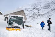 Das Bildsujet ging um die Welt: Die Lawine wuchtet ein Postauto zur Seite. Dessen Fahrer wird verschüttet. (Bild: Urs Bucher)
