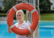 Tauscht als Badmeisterin Geigenbogen gegen Rettungsring aus: Martta Kukkonen in der Badi Rotmonten. (Bild: Michel Canonica)