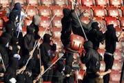 Ausschreitungen in und rund um Schweizer Stadien sind zwar nicht an der Tagesordnung – Clubs und Politik haben das Thema aber nicht im Griff. (Archivbild: Keystone)