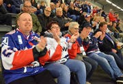 Viele Fans sind von Mannheim angereist, um ihre «Adler» lautstark zu unterstützen. Bilder: Christoph Heer