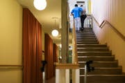 Durch die Alterung der Gesellschaft steigt der Bedarf an Langzeitpflege. (Archivbild: Christian Beutler/Keystone)