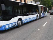 Der Linienbus der RTB Rheintal Bus wurde in Balgach SG von einem Auto gerammt, dessen Lenker am Steuer eingeschlafen war. (Bild: Kantonspolizei St. Gallen)