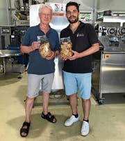Ein knuspriger Genuss aus einem traditionellen Rohstoff: Seniorchef Ernst Lütolf und Geschäftsführer Christian Lütolf erhöhen die Produktion der Ribelmais-Chips und weiten das Verkaufsnetz aus.Bild: pd