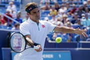 Roger Federer unterliegt am Masters-1000-Turnier in Cincinnati dem Russen Andrej Rublew. (Bild: John Minchillo/AP Photo, 15. August 2019)