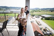 Clemens und Sandra Noser mit Baby Lena, Kevin und Ben (vorne) auf dem Balkon ihrer Silo-Wohnung. (Bild: Manuela Jans-Koch, Wikon, 16. August 2019)