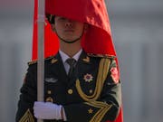 Ein Soldat in Chinas Hauptstadt Peking. (Bild: KEYSTONE/EPA/ROMAN PILIPEY)