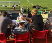 Die Sonne brennt auch auf die Medientribüne. (Bild: Patricia Loher)