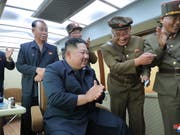 Nordkoreas Machthaber Kim Jong Un beim jüngsten Raketentest mit Militärs an einem unbekannten Ort. (Bild: KEYSTONE/EPA KCNA)
