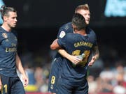 Toni Kroos wird nach seinem herrlichen Treffer von Casemiro umarmt (Bild: KEYSTONE/AP/LUIS VIEIRA)