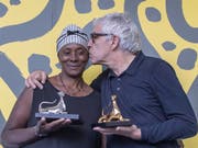 Der portugiesische Regisseur Pedro Costa hat am Filmfestival in Locarno den Goldenen Leoparden gewonnen. Seine Protagonistin Vitalina Varela wurde für die beste weibliche Rolle ausgezeichnet. (Bild: Keystone/Urs Flüeler)