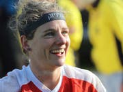 Die Startläuferin Sabine Hauswirth lächelt in die Kamera. (Bild: KEYSTONE/SWISS ORIENTEERING/REMY STEINEGGER)