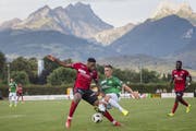 St.Gallens Verteidiger Miro Muheim (Mitte) versucht, Montheys Kevin Bakashala (links) vom Ball zu trennen. (Bild: Keystone)