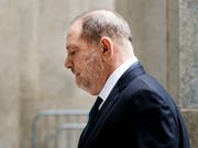 Noch immer tauchen neue Vorwürfe gegen Ex-Hollywood-Mogul Harvey Weinstein auf. Das könnte den Prozessbeginn verzögern. (Bild: KEYSTONE/EPA/JUSTIN LANE)