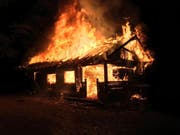 Die Waldhütte in Merenschwand in Vollbrand: Vermutlich stecken Brandstifter dahinter. Der Totalschaden beläuft sich auf mehrere hunderttausend Franken. (Bild: Handout Kantonspolizei Aargau)
