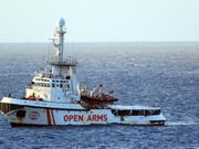 Die Lage auf dem spanischen Rettungsschiff ist laut Aussagen von Augenzeugen explosiv. (Bild: KEYSTONE/EPA ANSA/ELIO DESIDERIO)
