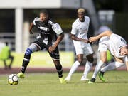 Deny Gomes von den Black Stars (links) gegen Verteidiger Nathan, den Siegestorschützen des FCZ (Bild: KEYSTONE/ENNIO LEANZA)