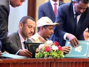 General Mohammed Hamdan Daglo und Achmed al-Rabie von der Allianz für Freiheit und Wandel am Samstag in Khartum beim Unterzeichnen einer Vereinbarung über eine gemeinsame Übergangsregierung. (Bild: KEYSTONE/EPA/MORWAN ALI)