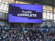 Fans warteten in der Nachspielzeit auf den Entscheid des VAR (Bild: KEYSTONE/AP/RUI VIEIRA)