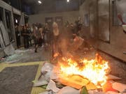 Ein Protestmarsch gegen Gewalt an Frauen in Mexiko-Stadt artete am Freitagabend aus. (Bild: KEYSTONE/EPA EFE/SASHENKA GUTIERREZ)