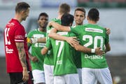 St.Gallens Spieler bejubeln den Führungstreffer durch Victor Ruiz. (Bild: Keystone)