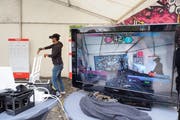 Blau liegt vorne: Die Zuschauer sehen die digitalen Inhalte auf dem Bildschirm, die den Spielern eingeblendet werden.