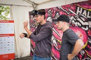 Briefing vor dem ersten Spiel. Noch ist die Virtual-Reality-Brille nicht ganz auf - der Spielarm mit dem Display steuert die Bewegungen. (Bilder: Hanspeter Schiess)