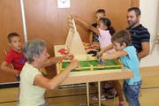 Gemeinsam spielen schafft Nähe, fördert das Kind vielfältig und dies mit Spass. (Bild: Cecilia Hess-Lombriser)
