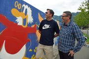 Hans-Ruedi Durrer (rechts), stellvertretender Direktor der OKB, und Künstler Stefan Möckli, der die Aktion leitete, «begutachten» den Dagobert Duck im Werk von Möckli. (Bild Robert Hess, Sarnen, 17. August 2019)