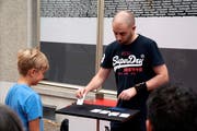Der Zauberer-Mentalist George Kolidas zeigte seine verblüffenden Zaubertricks erstmals vor Publikum. (Bild: Andreas Taverner)