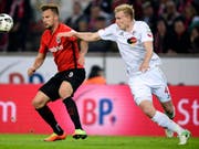 Frederik Sörensen (rechts), hier in einem Spiel des 1. FC Köln gegen Eintracht Frankfurt (Haris Seferovic) (Bild: KEYSTONE/EPA/SASCHA STEINBACH)