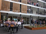 Die Dorfmusig Grabs spielte im rückwärtigen Hof für die vielen Besucher auf.