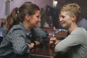 An der Bar gab es nicht nur alkoholische Getränke, sondern auch Zeit für tiefgründige Gespräche. (Bild: Christof Lampart)