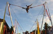 Für Schwindelfreie: Hoch hinaus geht es an der Algetshauser Dorfchilbi mit dem Bungee-Trampolin. (Bilder: Christoph Heer)