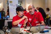Viele elektronische Teile werden auch im Eigenbau hergestellt, wie hier an einer Lötstation. (Bild: Christian H. Hildebrand, Zug, 17. August 2019)