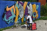 Die Obwaldner Kantonalbank stellte 20 Graffiti-Künstler den Baustellenzaun beim Neubau zur Verfügung, damit sie am Samstag darauf ihre Kunst realisieren konnten. (Bild Robert Hess, Sarnen, 17. August 2019)