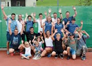 Tennis-Club-Gähwil Präsident Sven Baumann (oben links) freut sich mit den grossen und kleinen Vereinsmitgliedern über den Besuch von Nina Stadler (unten Mitte), die beim jubilierenden Club einst das Tennisspiel erlernte. (Bild: Beat Lanzendorfer)