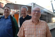 Fabian Brühwiler, Beat Curau und Paul Rutishauser stellen in Weinfelden die Solarbar der CVP Thurgau vor. (Bild: Kurt Peter)
