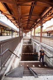 Blick vom Perron 3/4 des Bahnhofs St.Fiden in die Unterführung. Bei der Anpassung an die Vorschriften des Behindertengleichstellungsgesetzes ist es vorgesehen, eine der beiden Treppen durch eine Rampe zu ersetzen. (Bild: Urs Bucher - 14. August 2019)