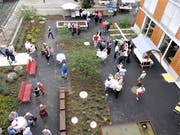 Blick von der gedeckten Terrasse im dritten Stock auf den als Garten angelegten Innenhof. (Bilder: Hanspeter Thurnherr)