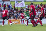 St.Gallens Mittelfeldspieler Victor Ruiz (Mitte) erzielt in Monthey vor etwas mehr als 1700 Zuschauern das 1:0. (Bild: Jean-Christophe Bott/Keystone)
