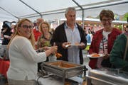 Essensausgabe an der Benefizveranstaltung. (Bild: Monika Wick)