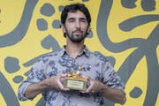 Sein Abschlussfilm war der beste unter jenen der Nachwuchsfilmemacher/innen: Dejan Barac mit seinem «Pardino d'oro» in Locarno. (Bild: Urs Flüeler/Keystone, 17. August 2019)