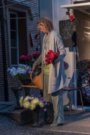 Szenografin Karin Bucher hat das ganze Dorf verwandelt: in einer Garage überrascht ein Blumenladen.