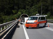 Bei einem schweren Verkehrsunfall im Bündnerland ist eine Soziusfahrerin verstorben. Der Motorradfahrer wurde schwer verletzt. (Bild: Kantonspolizei Graubünden)