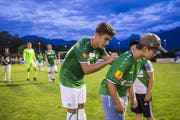 St.Gallens Angelo Campos, der mit dem Tor zum 4:1 für einen St.Galler Höhepunkt verantwortlich war, verteilt im Wallis Autogramme. (Bild: Jean-Christophe Bott/Keystone)